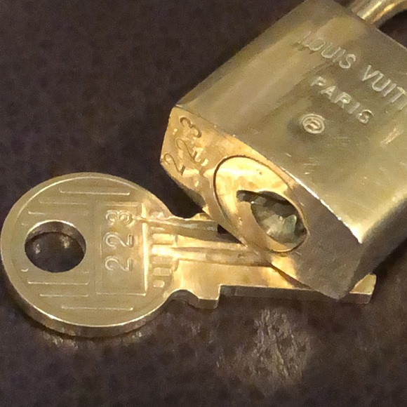 Vintage LV Louis Vuitton Padlock Lock & Key 223 - Picture 5 of 10